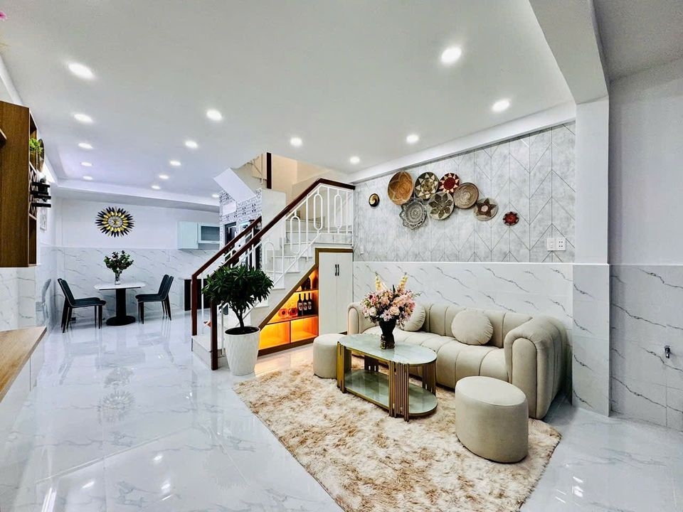 BÁN GẤP NHÀ MỚI XÂY ĐÚC KIÊN CỐ GIÁP TÂN KỲ TÂN QUÝ, 2 LẦU, SÂN THƯỢNG, KV BÌNH TÂN