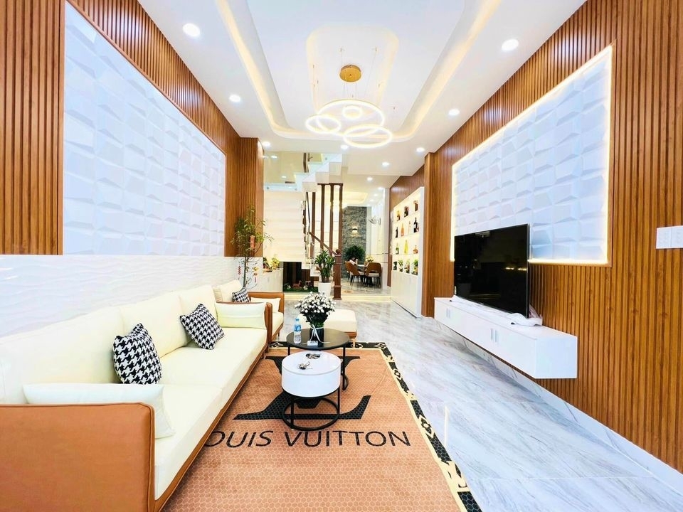 Bán nhà 2/ nằm ngay Chợ Liên Khu 5-6, mua bán sang tên trong ngày. Giá 2,58 Tỷ/TL