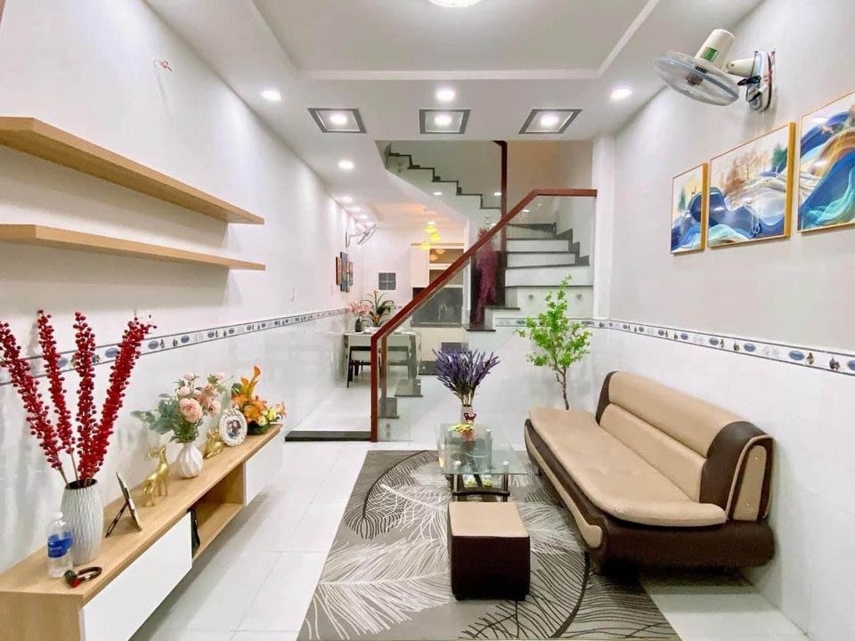 Cần bán gấp , nhà 2 lầu , sổ hồng chính chủ, giá 2 tỷ 6