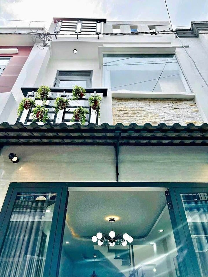 Nhà Bán 50m2, NGÃ TƯ GÒ MÂY, 1 Lầu Sổ Hồng Riêng , MT 8m Nhựa Giá Chỉ 2Tỷ,  Quận BÌNH TÂN 