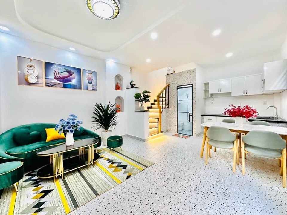 Nhà cực đẹp SHR 2 lầu , 4PN, 3WC, nằm trong trung tâm Phường Bình Hưng Hòa B, Bình Tân