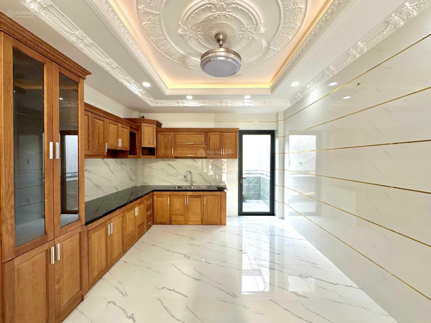  Nhà mới 1 trệt, 2 lầu, 3 phòng ngủ, sân để xe và sân thượng ngay chợ Bình Thành giá chỉ 2 tỷ.