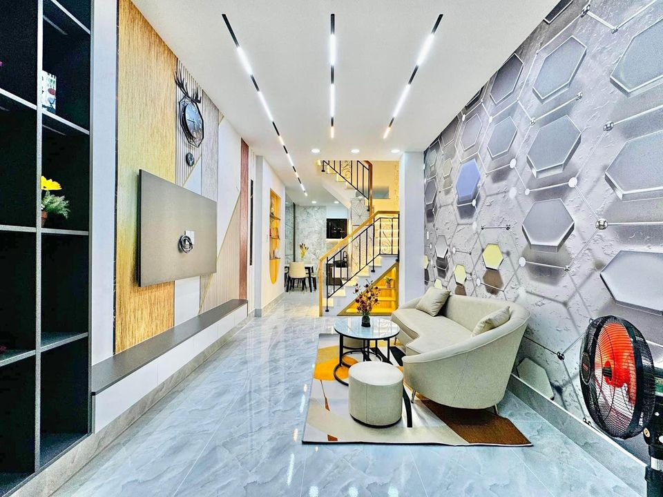 Nhà mới 100%  1 trệt 2 lầu 5 phòng ngủ có ban công, tặng nội thất cho khách thiện chí