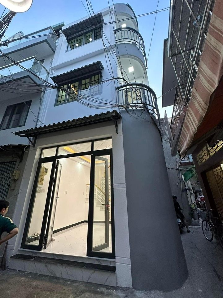 Nhà mới 100%  1 trệt 2 lầu 5 phòng ngủ có ban công, tặng nội thất cho khách thiện chí