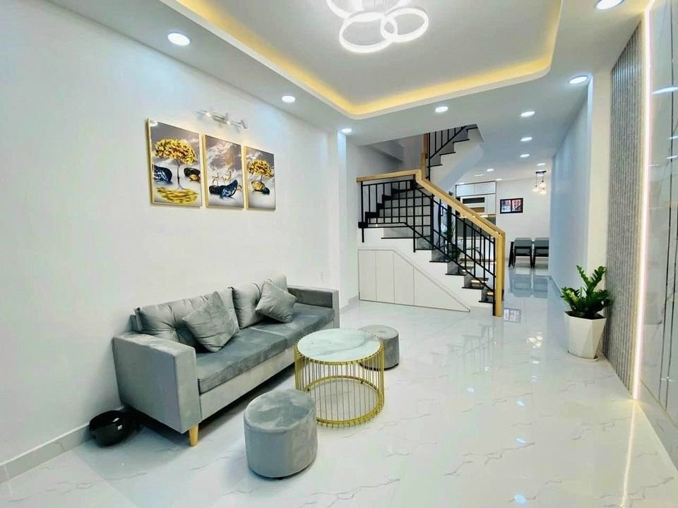 (SHR) Nhà 3 tầng, khu dân cư hiện hữu với DT: 93M2 (4x8m). Giá hữu nghị 2,68 tỷ TL 