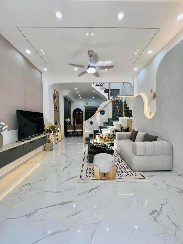 Tài chính nhỉnh 2 tỷ không nên bỏ qua nhà này. SHr, hoàn công, 3 lầu 5pn.