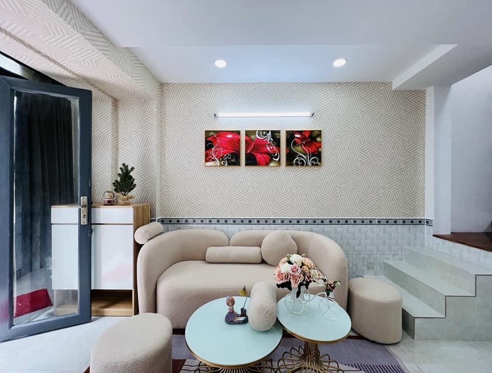 Tôi chủ nhà bán gấp nhà 3PN có ban công, DT 4x10m sân đậu xe trong nhà, Cuối Lê Trọng Tấn ( Bình Tân ), hẻm 7m thông 1/, SHR cc ngay 